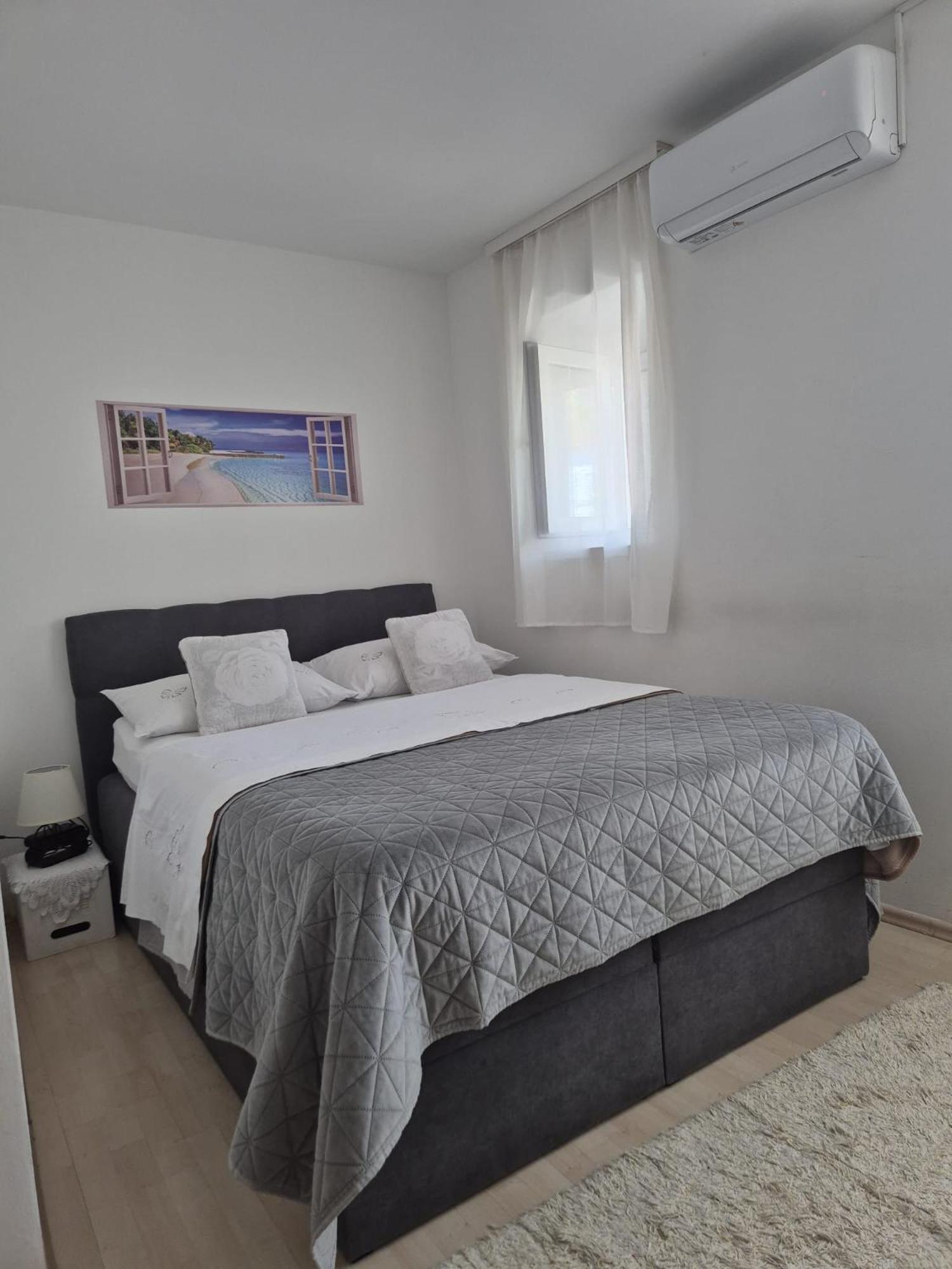 Room Near The Center Split Dış mekan fotoğraf