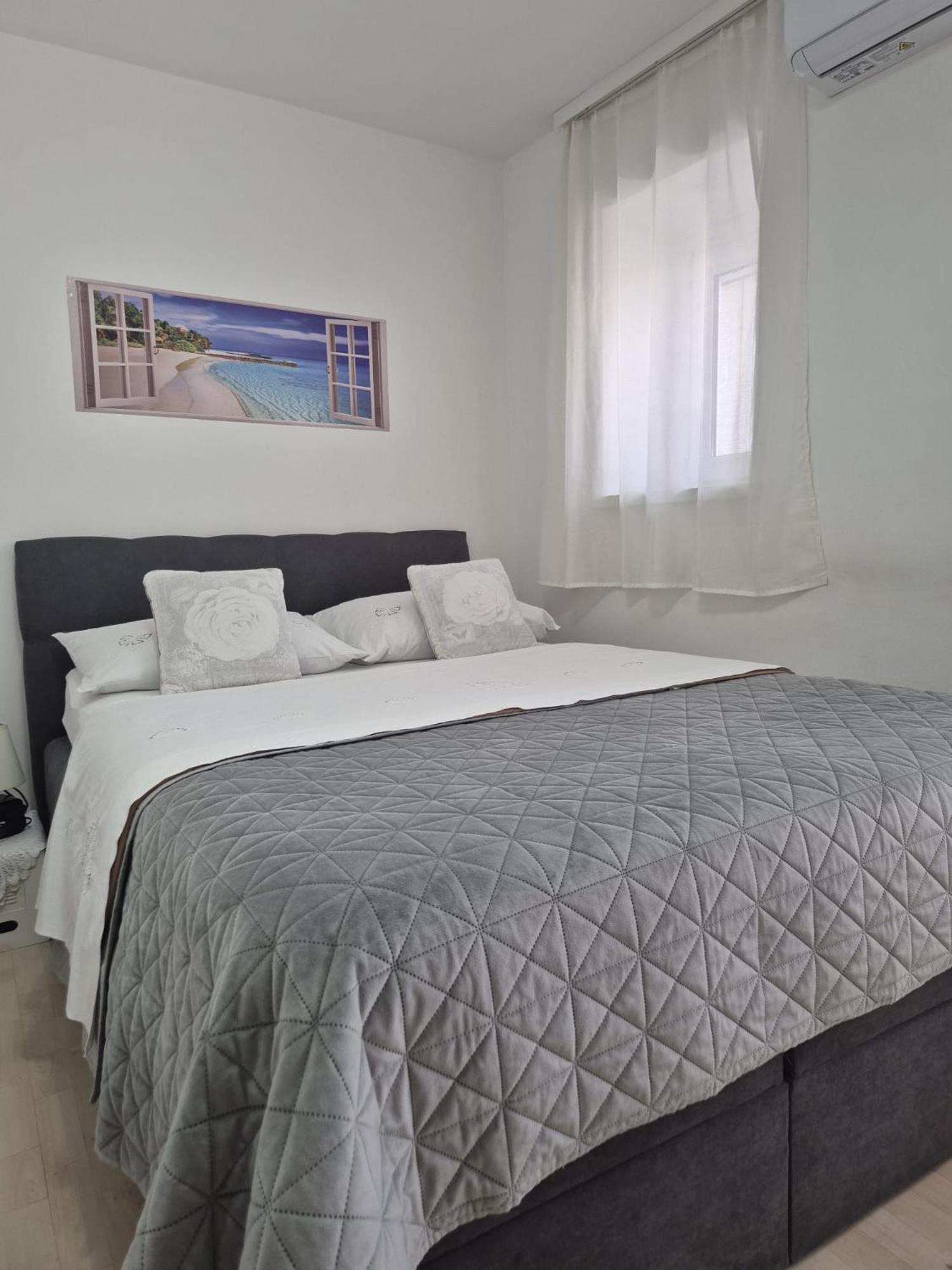 Room Near The Center Split Dış mekan fotoğraf